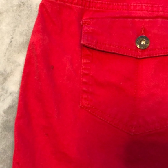 Fun red mid rise button flap shorts. Size 16 - Picture 4 of 6